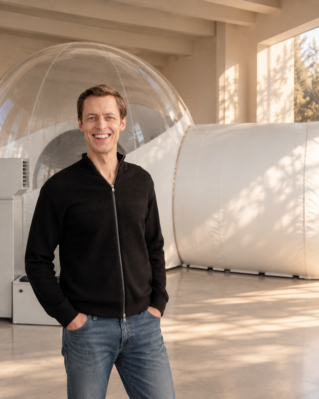 Ulrik Horn standing beside Fønix